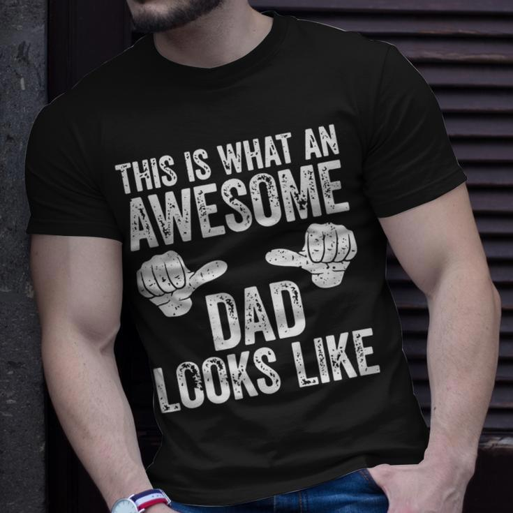This Is What An Awesome Dad Looks Like Gift For Mens Unisex T-Shirt Gifts for Him