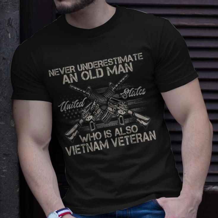 Mens Never Underestimate An Old Man Vietnam Veteran T-Shirt Gifts for Him