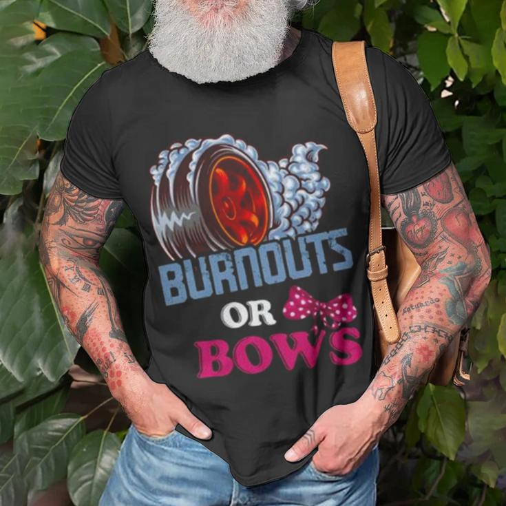 Burnouts Or Bows Gender Reveal – Dad Mom Witty Party Unisex T-Shirt Gifts for Old Men