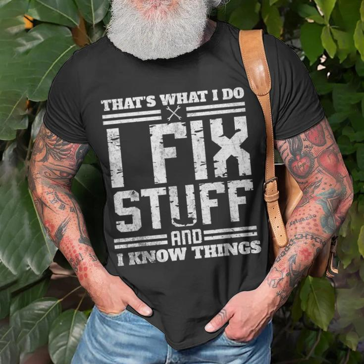 I Fix Stuff And I Know Things Thats What I Do Funny Saying Unisex T-Shirt Gifts for Old Men