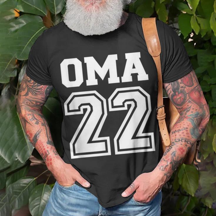 Oma 2022 Schwangerschaft Verkünden V2 T-Shirt Geschenke für alte Männer