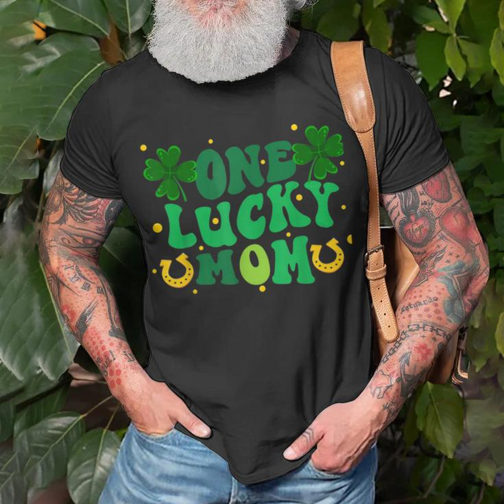 One Lucky Mom Shamrock Mom Life St Patricks Day T-Shirt Gifts for Old Men