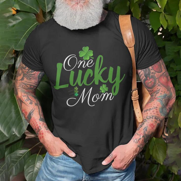 One Lucky Mom Shamrock Mom Life St Patricks Day T-Shirt Gifts for Old Men