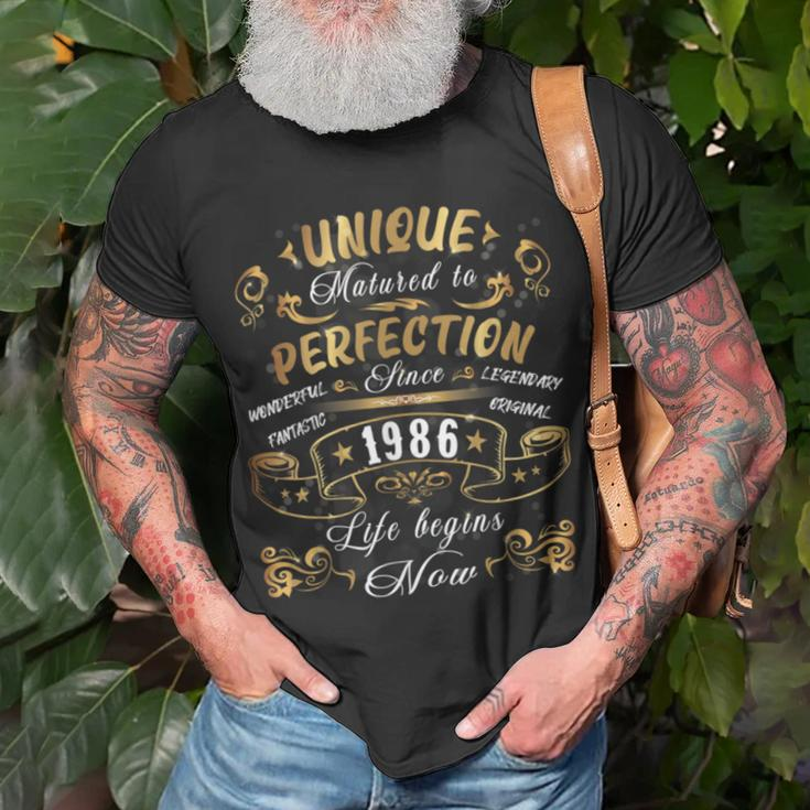 Unique 1986 Birthday Meme Mother And Father Born In 1986Unisex T-Shirt Gifts for Old Men