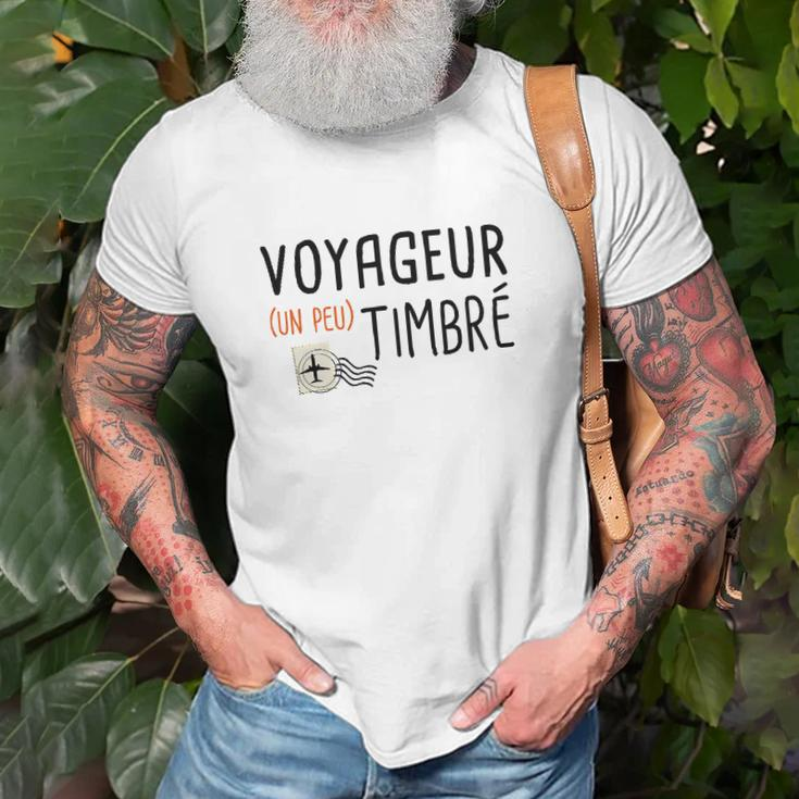 Französisches Reise-T-Shirt Voyageur (Un Peu) Timbré mit Briefmarke und Flugzeug Geschenke für alte Männer