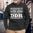 Herren Unterschätze Niemals Einen Alten Mann Aufgewachsen Ddr Langarmshirts Geschenke für alte Männer