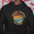 Personalisiertes Schwarzes Hoodie Daniel – Mann Mythos Legende Lustige Geschenke