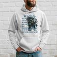 Personalisiertes Wolfsmotiv Hoodie Michael im Sturm, Namensträger Design Geschenke für Ihn