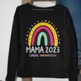 Damen Mama 2023 Loading Regenbogen Herz Werdende Mutter Mutti Sweatshirt Geschenke für alte Frauen