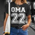 Oma 2022 Schwangerschaft Verkünden V2 T-Shirt Geschenke für Sie