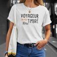 Französisches Reise-T-Shirt Voyageur (Un Peu) Timbré mit Briefmarke und Flugzeug Geschenke für Sie