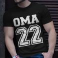 Oma 2022 Schwangerschaft Verkünden V2 T-Shirt Geschenke für Ihn