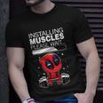 Pooldead Installing Muscles Please Wait T-Shirt Geschenke für Ihn